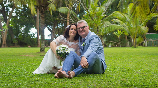 Hochzeitspaar im tropischen Garten